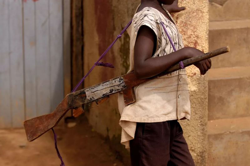 Tragique accident en Guinée : Un enfant de 6 ans tire accidentellement sur son ami avec l'arme de son père