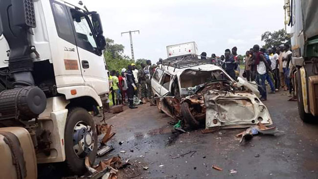 Grave accident à Ndiosmone : un mort et sept blessés dans une collision entre un véhicule de transport et un camion