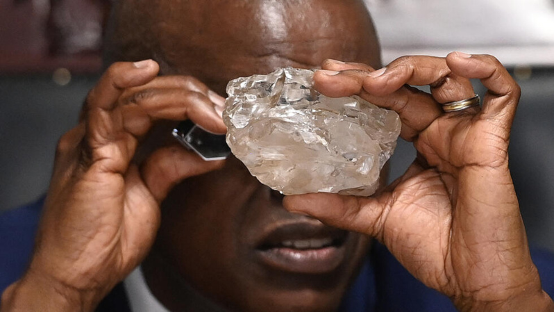 Découverte d'un diamant de 2 492 carats au Botswana : le deuxième plus gros jamais trouvé au monde