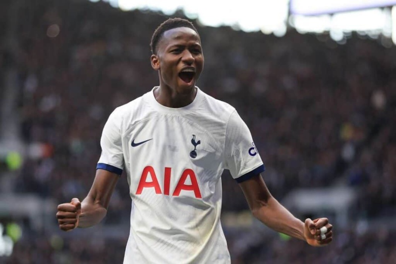 Pape Matar Sarr marque lors de la victoire de Tottenham en Ligue Europa