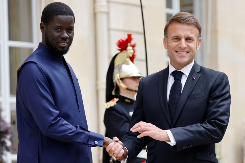 Reconnaissance Historique : Macron Qualifie le Drame de Thiaroye de « Massacre » Le président sénégalais Bassirou Diomaye Faye a révélé, jeudi, avoir reçu une lettre d’Emmanuel Macron, dans