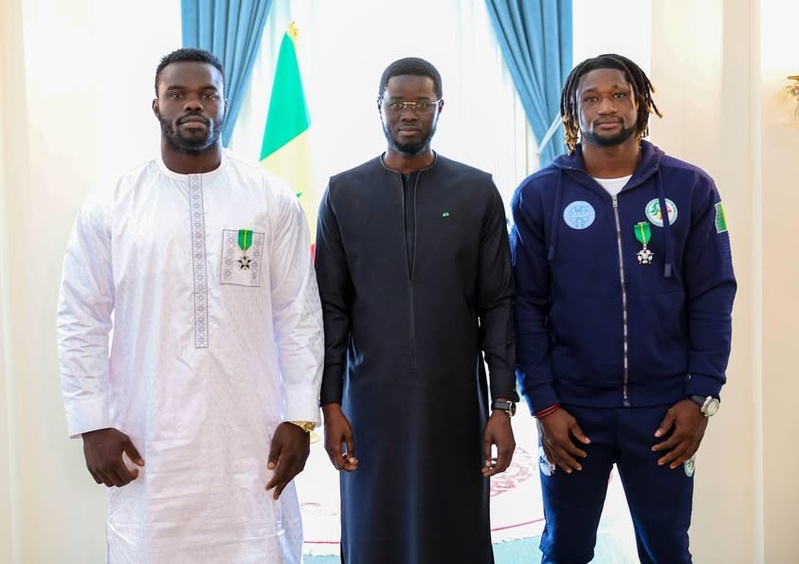 Le président de la République, Bassirou Diomaye, a reçu ce mardi Reug Reug et Tafsir Ba, deux champions du monde sénégalais dans les sports de combat.  Ces deux sportifs de haut niveau ont été élevés par le chef de l’État au rang de chevaliers de l’o