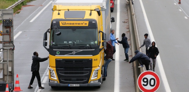 France: un migrant érythréen voulant rejoindre l'Angleterre meurt percuté par un camion