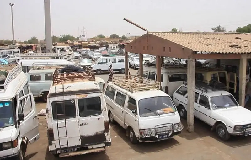 Thiès : Les chauffeurs Allo-Dakar en grève contre les tarifs excessifs imposés par le regroupement des chauffeurs de la gare routière.