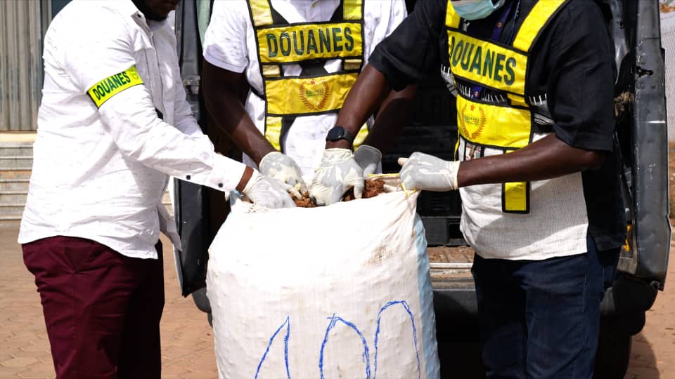 Saisie Inédite de Cocaïne à l’AIBD : Un Coup de Filet Spectaculaire des Douanes Sénégalaises