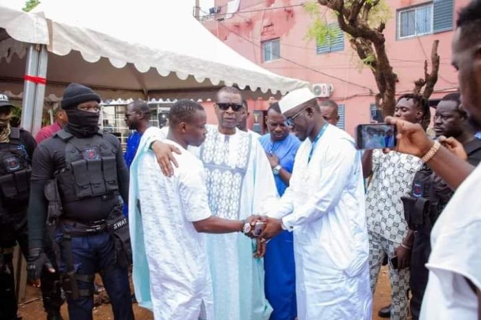 Youssou Ndour se rend à Bamako pour rendre hommage à Toumani Diabaté