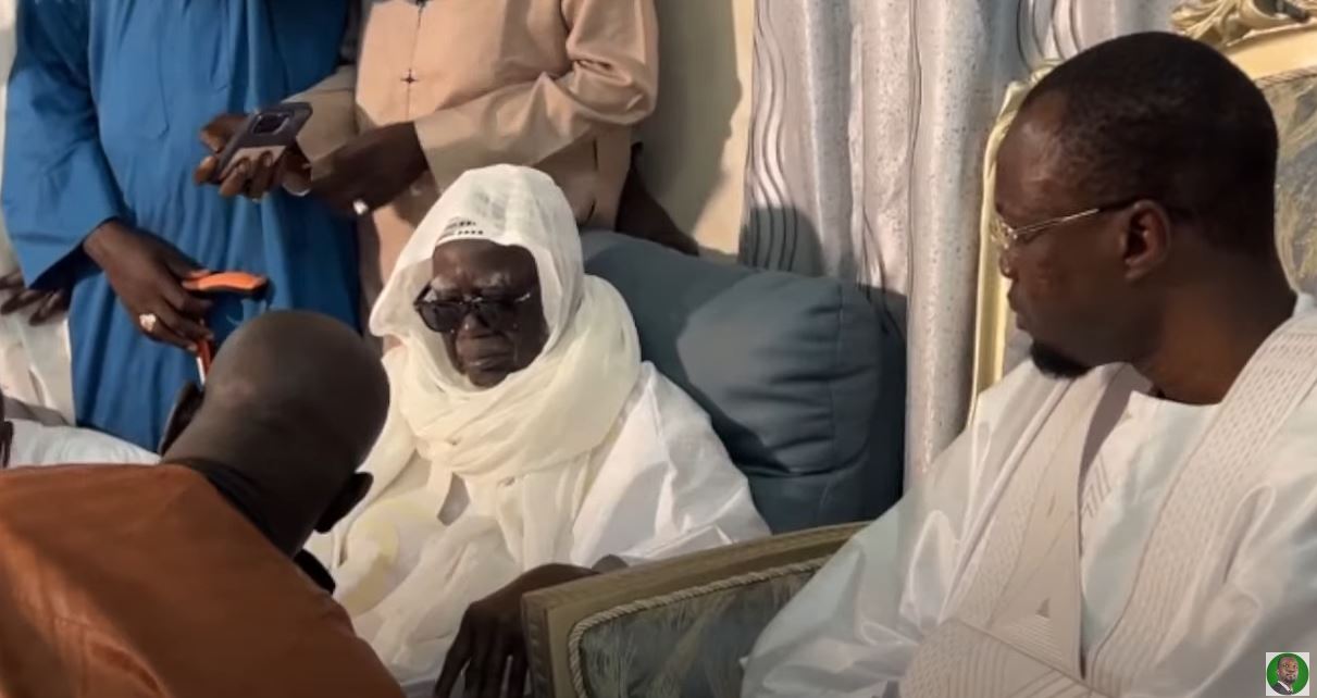 Ousmane Sonko en Visite à Touba : Rencontre avec le Khalife Général des Mourides Avant le Grand Magal