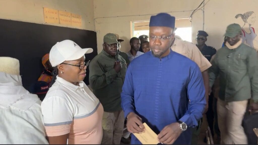 Ousmane Sonko, tête de liste nationale du Parti Pastef-les Patriotes, a accompli son devoir civique ce matin à l'école des filles de Ziguinchor