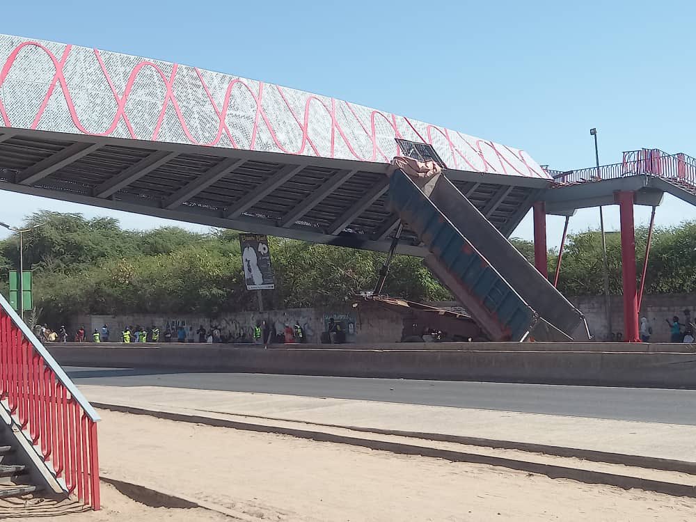 Yoff Tonghor: La passerelle persécutée par un camion, la circulation bloquée sur l’autoroute