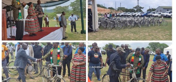 Le président du Zimbabwe fait don de 54 vélos aux chefs de village comme cadeau de Noël