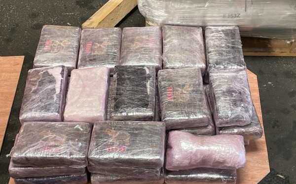 Saisie de 36 Plaquettes de Cocaïne d'une Valeur de 3,2 Milliards de Francs CFA à l'AIBD