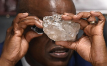 Découverte d'un diamant de 2 492 carats au Botswana : le deuxième plus gros jamais trouvé au monde